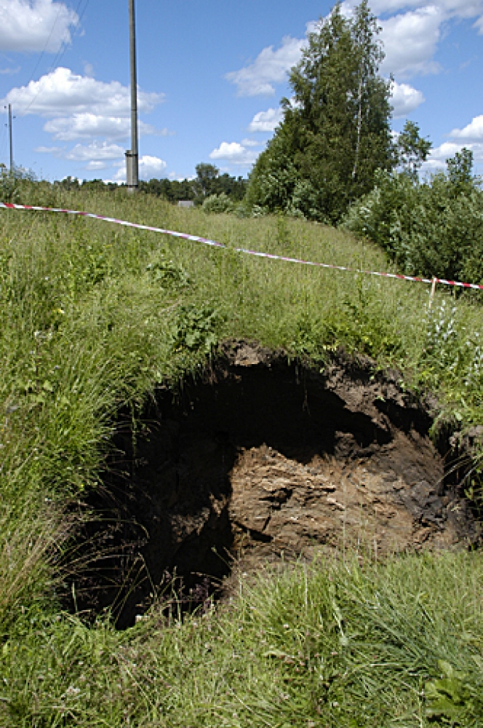 Skaistkalnē, starp divu māju pagalmiem, 3. jūlija vakarā izveidojusies jauna karsta kritene, radot augsnes iegruvumu apmēram 12 metru dziļumā un 5 metru platumā. 
Autors: Ivars Bogdanovs