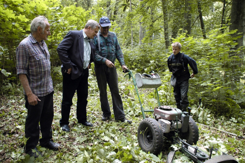 «Latvijas lepnuma» balvas saņēmējs Pēteris Spruksts (no kreisās) ir atsaucies uz lūgumu un ieradies sakopt Kaucmindes parku. Interesanto ierīci pēta Saulaines profesionālās vidusskolas direktors Jānis Beķeris(otrais no kreisās) un traktorists Jānis Ljaļis (otrais no labās). Vecajam vīram krūmu kopšanā palīdz Māris Siseloniks.
Autors: Ivars Bogdanovs