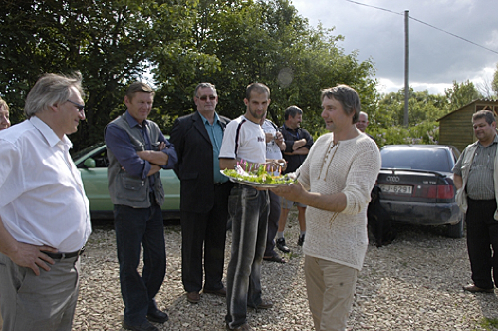 Valērijs Gabrāns (no labās) ar paša noķerto un dzīvesbiedres Līgas gatavoto pildīto līdaku cienā sarīkojuma viesus.
Autors: Ivars Bogdanovs