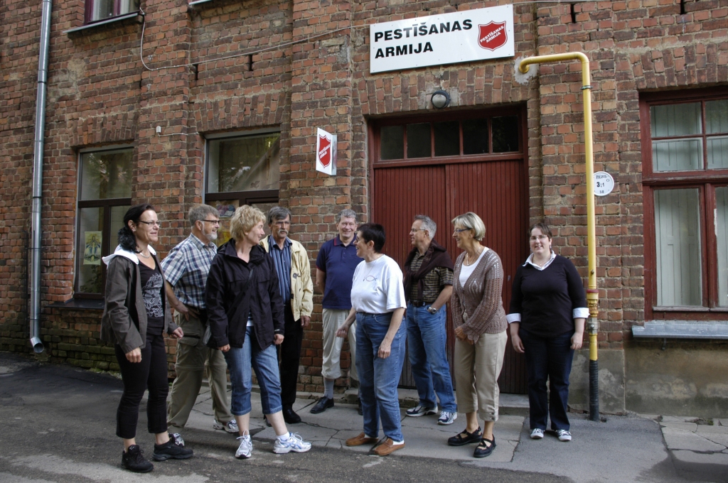 Viesi no Zviedrijas Pestīšanas Armijas Līdčēpingas korpusa un viņu brīvprātīgie palīgi fotografējās pie Bauskas korpusa ēkas kopā ar PA Bauskas korpusa vadītāju Rutu Hansenu.
Autors: Ivars Bogdanovs
