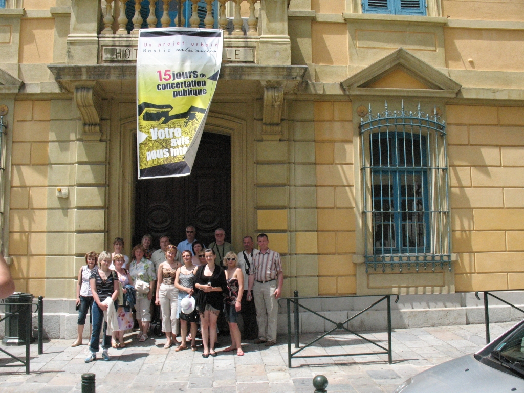Ziemeļkorsikas prefektūras centrs Bastijā, kurā pieredzes apmaiņas dalībnieki iepazinās ar tūrisma informāciju, bioloģiskās lauksaimniecības produktiem un vietējo amatnieku izstrādājumiem. 
Autors: No albuma.