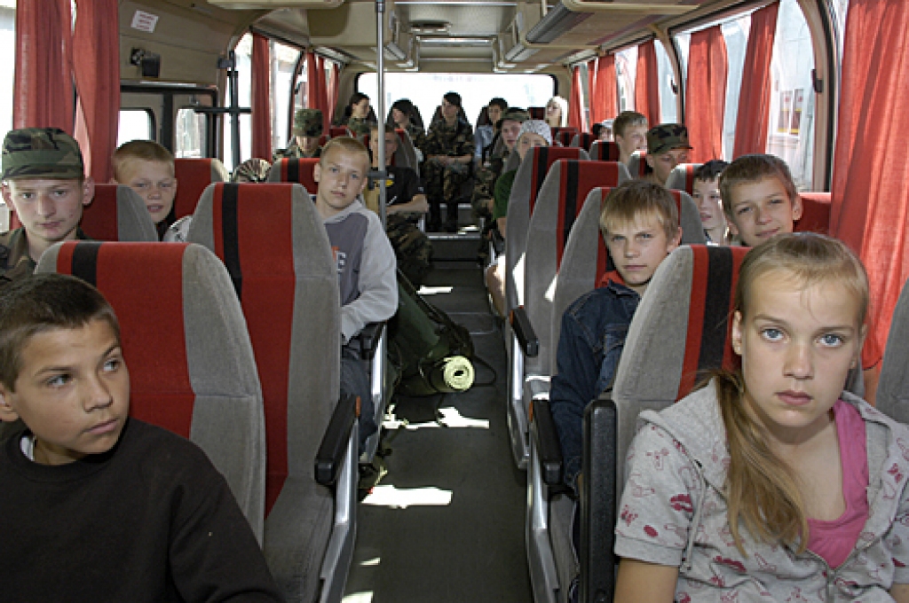 Pirms došanās uz četru dienu nometni Kadagā, jaunsargi māj sveicienus visiem mājās palicējiem. 
Autors: Ivars Bogdanovs