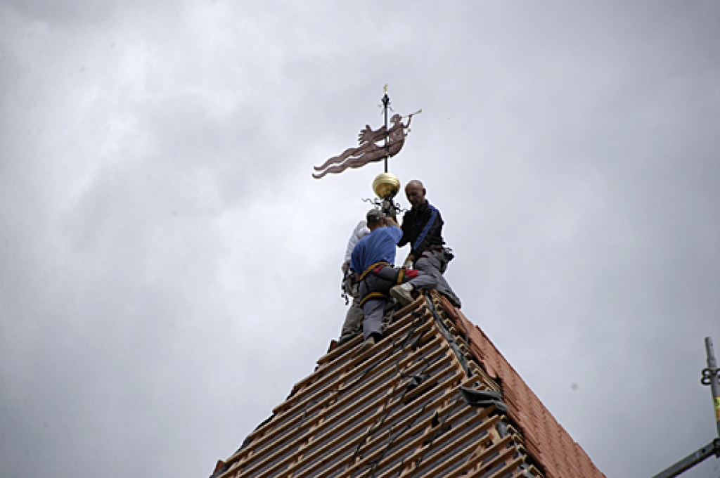 Pils torni tagad rotā vara eņģelis ar zelta tauri.
Autors: Ivars Bogdanovs