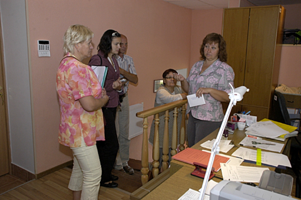 Vērtēšanas komisijai pērnā gada nogalē izremontētās telpas izrāda biedrības «Lauku sieviešu klubs «Mikslis»» priekšsēdētāja Inese Kalniņa (no labās). 
Autors: Ivars Bogdanovs