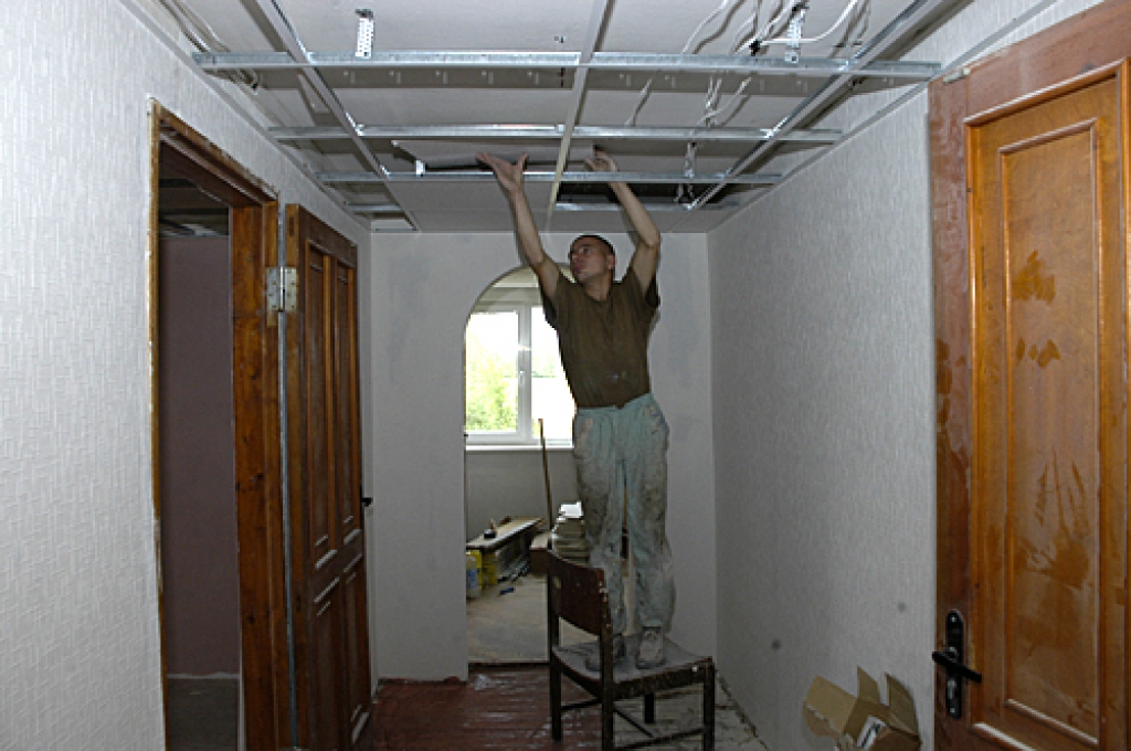 Iekaramos griestus Ceraukstes pagastmājas gaitenī nostiprina strādnieks Genādijs Skorodihins.
Autors: Ivars Bogdanovs