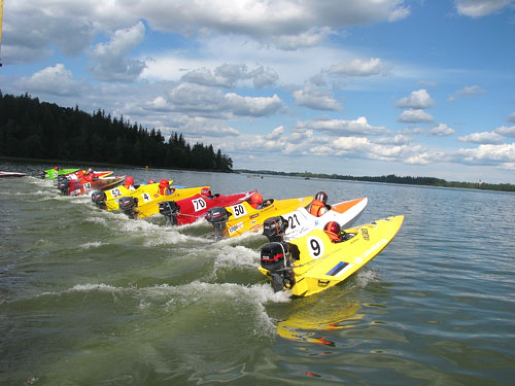 Skaists ir sporta laivu izbrauciens Alūksnes ezerā. 
