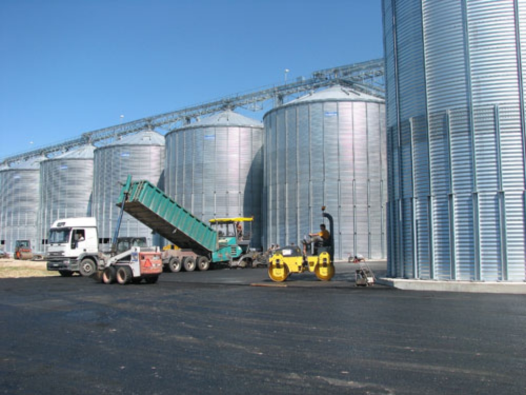 Pirms šīgada ražas pieņemšanas SIA «Igate» pie jaunā kompleksa beidza asfaltēšanas darbus, lai transporta plūsmā nebūtu kavēšanās.