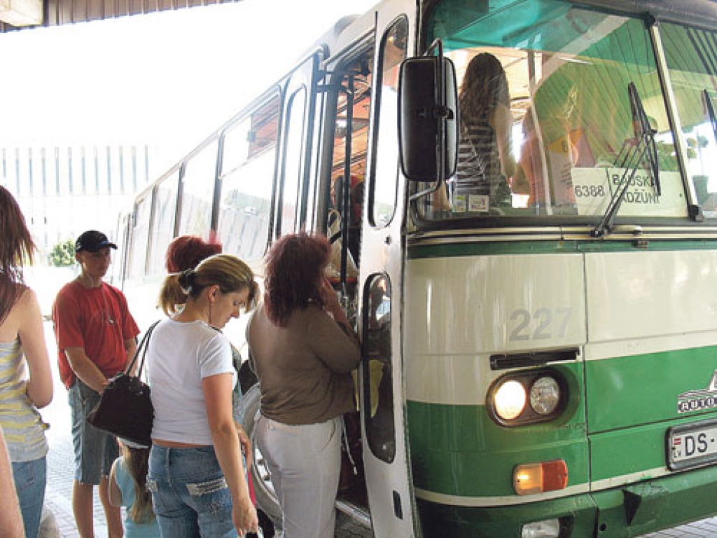 Lai no Bauskas nokļūtu galamērķī Ādžūnos, līdzšinējo 40 santīmu vietā no 1. augusta vajadzēs maksāt 55 santīmus.     «Reisu skaita samazināšana Rīgas līnijā paver ceļu nelegālajiem pārvadātājiem.» Uldis Kolužs.