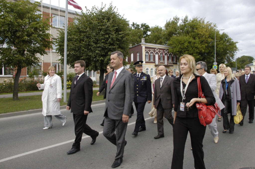Pēc darba sekcijās un sātīgām pusdienām foruma dalībnieki devās gājienā no pilsētas 2. vidusskolas un Pilskalnu. 
Autors: Ivars Bogdanovs