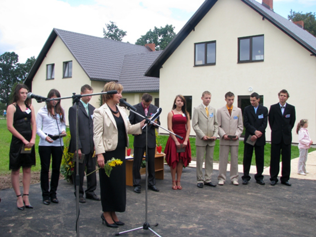Atklāšanas svinību viesus uzrunā SOS jauniešu mājas Iecavā vadītāja Dzintra Lazdāne, kura pēc Īslīces SOS bērnu ciematā nostrādātajiem 11 gadiem pieņēmusi jaunu izaicinājumu. Kotedža Dzirnavu ielā paredzēta 16 iemītniekiem. Ēka uzcelta un iekārtota ar ārvalstu un vietējo atbalstītāju finansējumu.
Autors: Juris Iļņickis