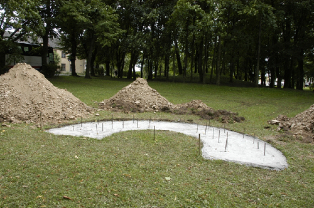 Bauskā, netālu no Brīvības pieminekļa, sākta piemiņas vietas politiski represētajiem  izbūve.
Autors: Ivars Bogdanovs