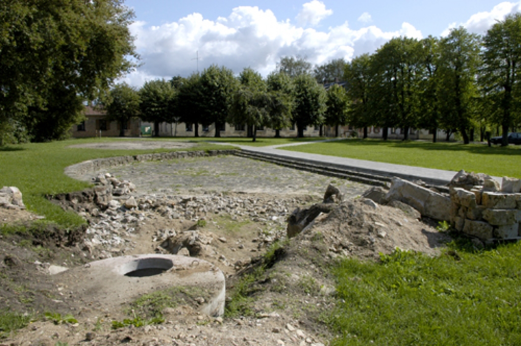 Šovasar iesāktā strūklakas izbūve Saules dārzā pārtraukta pēc tam, kad, rokot zemi, tika uzieti cilvēku kauli. Tie liecināja par senas apbedījumu vietas iespējamību tagadējā Saules dārza teritorijā. 
Autors: Ivars Bogdanovs