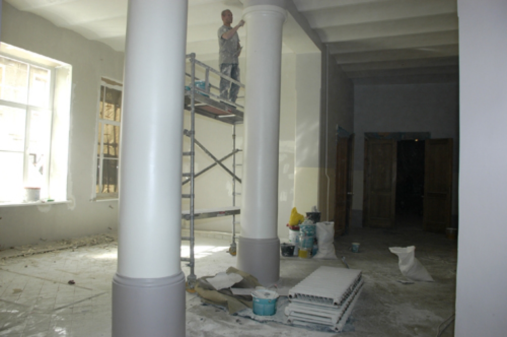 Tautas nama renovācija sākta jūlijā. Gatavojoties tai, bija domāts veikt tikai fasādes remontu un mainīt jumtu. Taču pēc izdevīgi notikušās cenu aptaujas nolemts rast iespēju remontēt arī daļu iekštelpu.
Autors: Ivars Bogdanovs