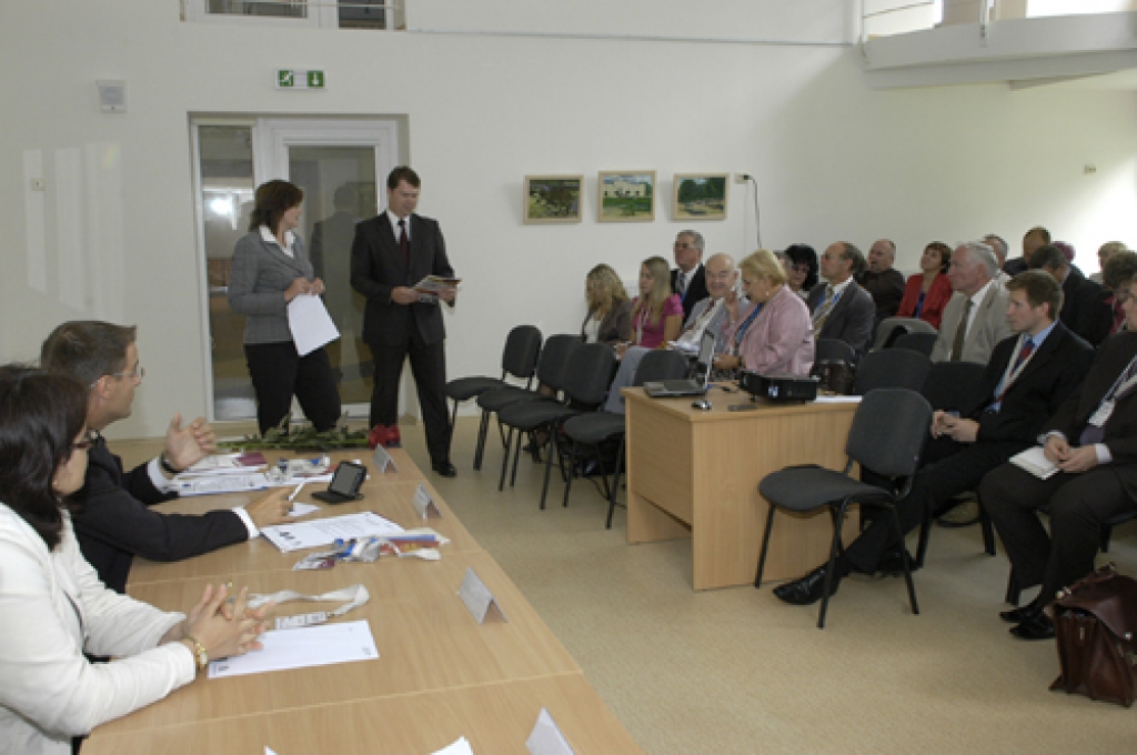 Forums noritēja četrās darba grupās. Viena no grupām strādāja jaunatklātajā daudzfunkcionālajā izglītības centrā. Apskatāmo jautājumu lokā bija valsts un pašvaldības budžets, kā arī ES finansējuma iespējas plānošanas periodā 2007.-2013. gadam.
Autors: Ivars Bogdanovs