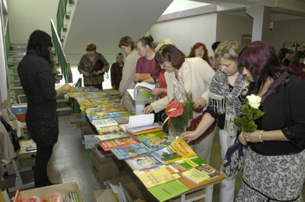 Rajona skolotāju augusta konferencē daudzi pedagogi izmantoja iespēju iegādāties  darbam nepieciešamos mācību palīglīdzekļus. 
Autors: Ivars Bogdanovs