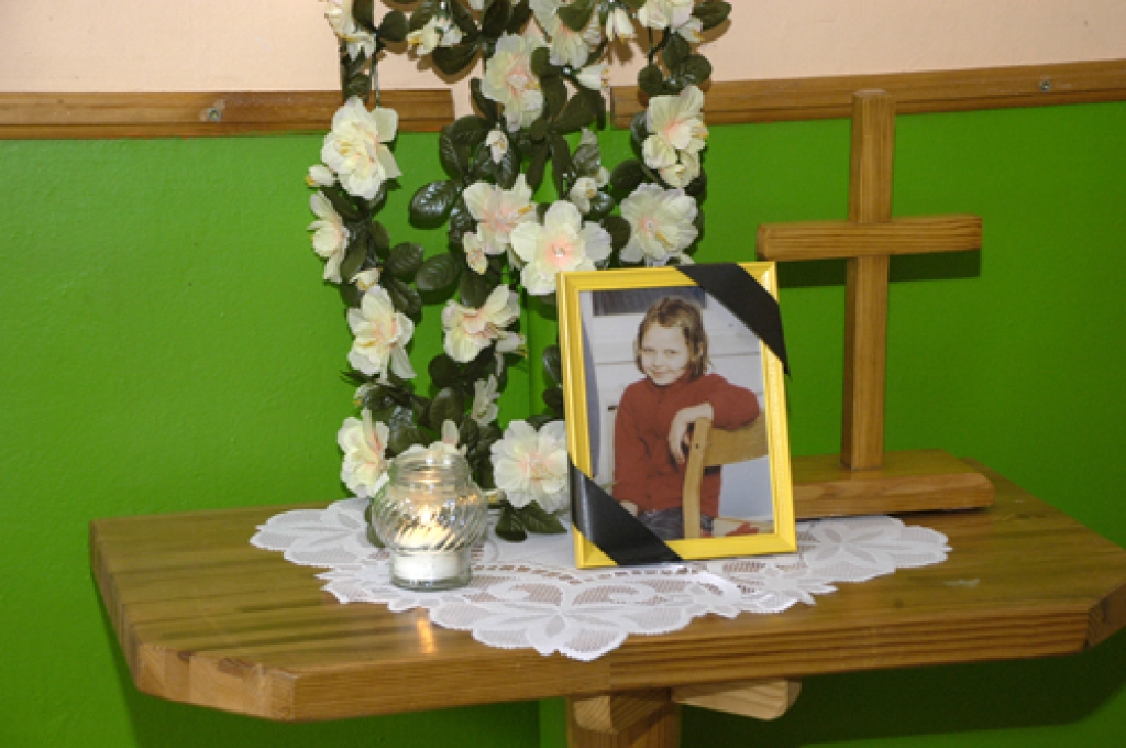 Daina Grantiņa mācījusies Bauskas pilsētas kristīgajā pamatskolā. Tajā iekārtota piemiņas vieta, deg svecīte. 
Autors: Ivars Bogdanovs