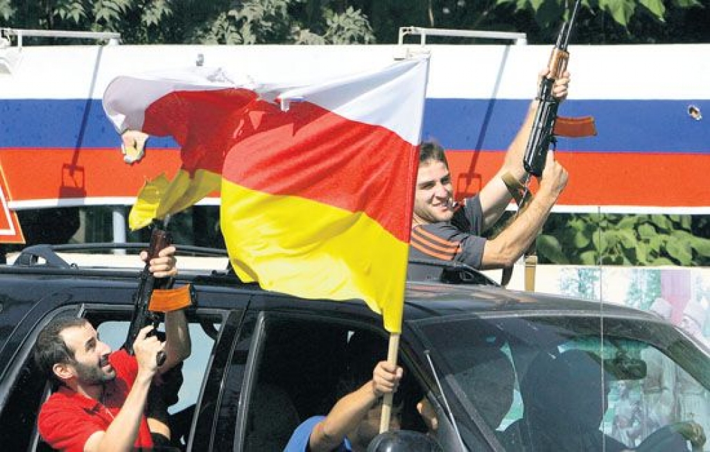 Simtiem cilvēku ar separātistu karogiem rokās un šaujamieroču zalvēm Chinvali pilsētā Dienvidosetijā atzīmēja ziņas par separātistu neatkarības atzīšanu Kremlī.
Autors: AFP/LETA