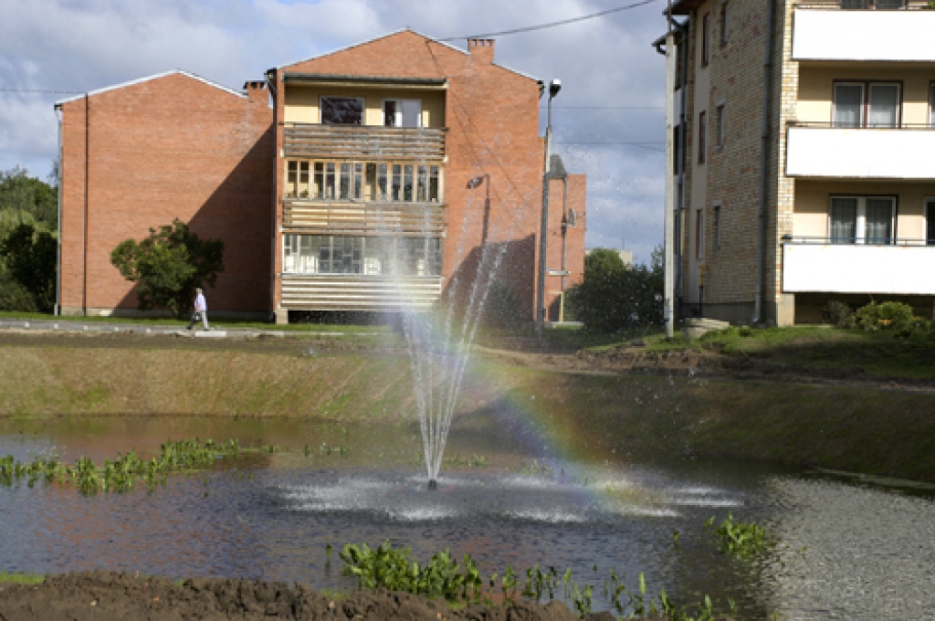 Vai tiešām ūdens šalkoņa un varavīksne, kas atspoguļojas strūklakas ūdenī, kādam var arī traucēt? 
Autors: Ivars Bogdanovs