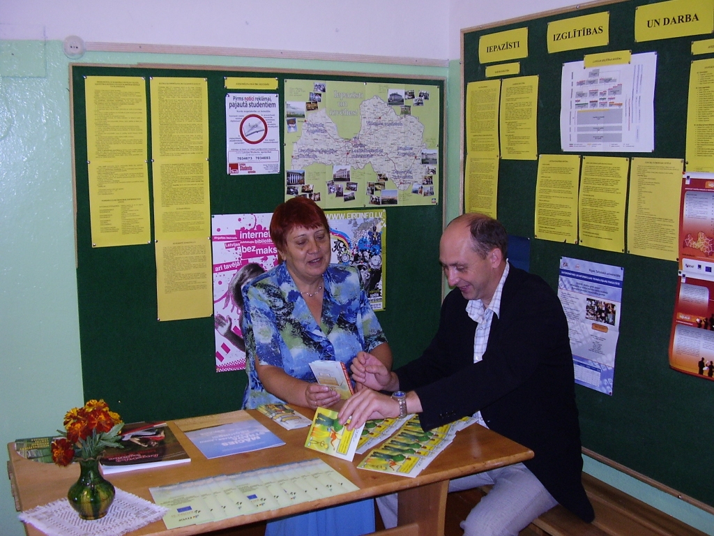 Skaistkalnes vidusskolas skolotāji Gunta Romanovska un Ingus Pavinkšnis pārlūko karjeras izglītības stūrītī jau pirms mācību gada sākuma sagatavotos materiālus skolēniem. 
Autors: Uldis Varnevičs