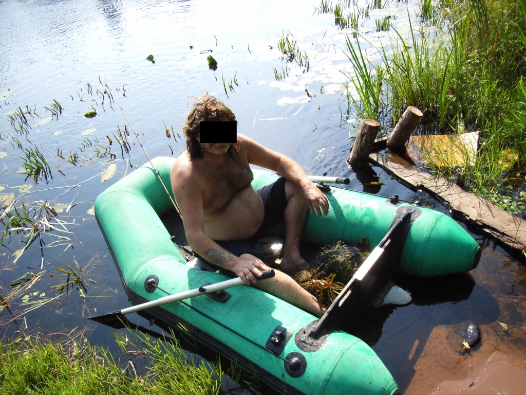 Staņķu dzirnavu dīķī aiztuirētajam vīram tika konfiscēts tīkls,  sastādīts administratīvo pārkāpumu protokols. Par nelikumīgo zveju iespējamais sods ir no 200 līdz 500 latiem.  
Autors: Ints Roze