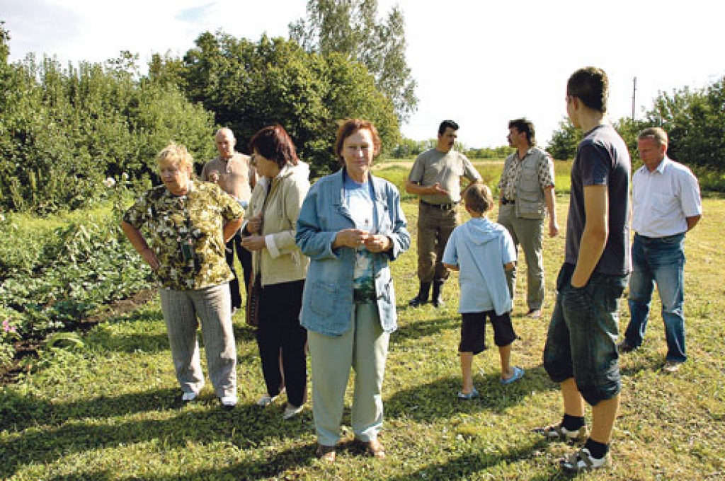Konkursa vērtētāji aplūko Jātnieku ģimenes sētu, kur sava vieta ir arī ārstniecības augu kolekcijai.
Autors: Ivars Bogdanovs