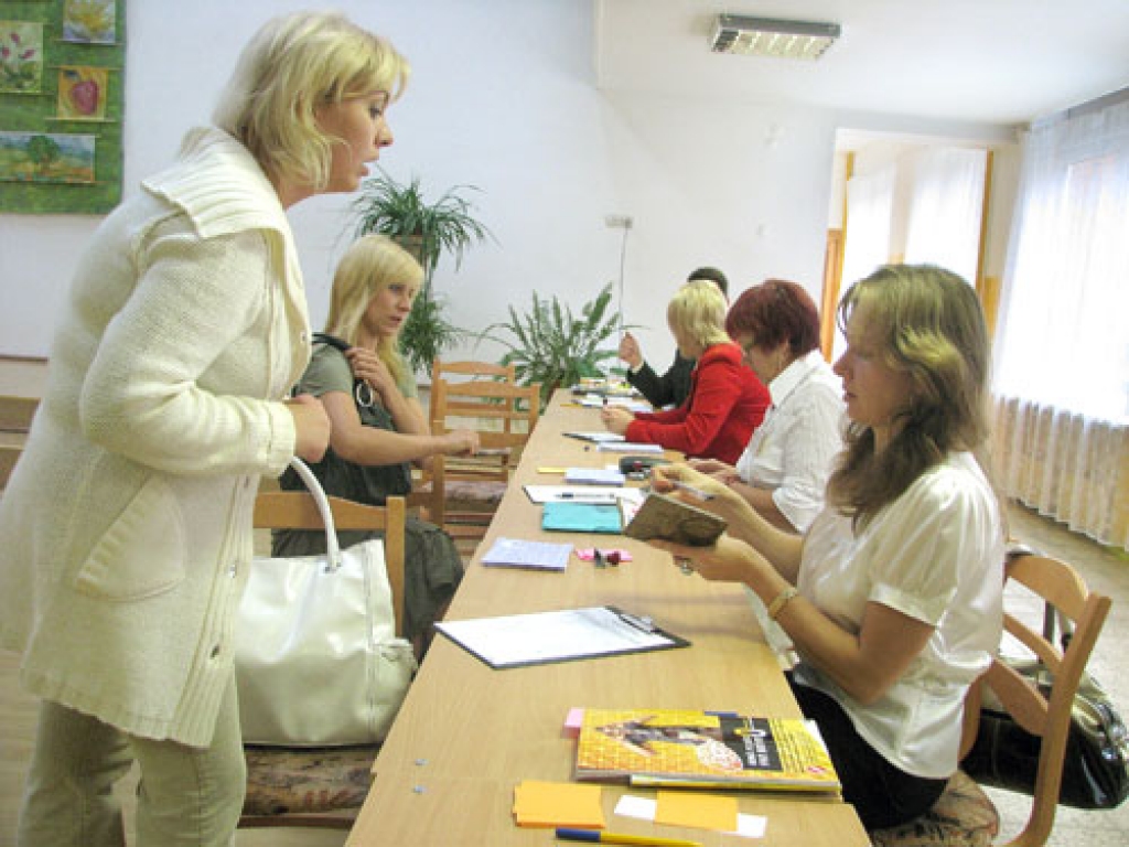 Bauskas pamatskolas vēlēšanu iecirknī no rīta balsotāju ir maz. Pie reģistratūras galda balsošanas listi paņem Kitija Barkovska (otrā no kreisās).
Autors: Juris Iļņickis