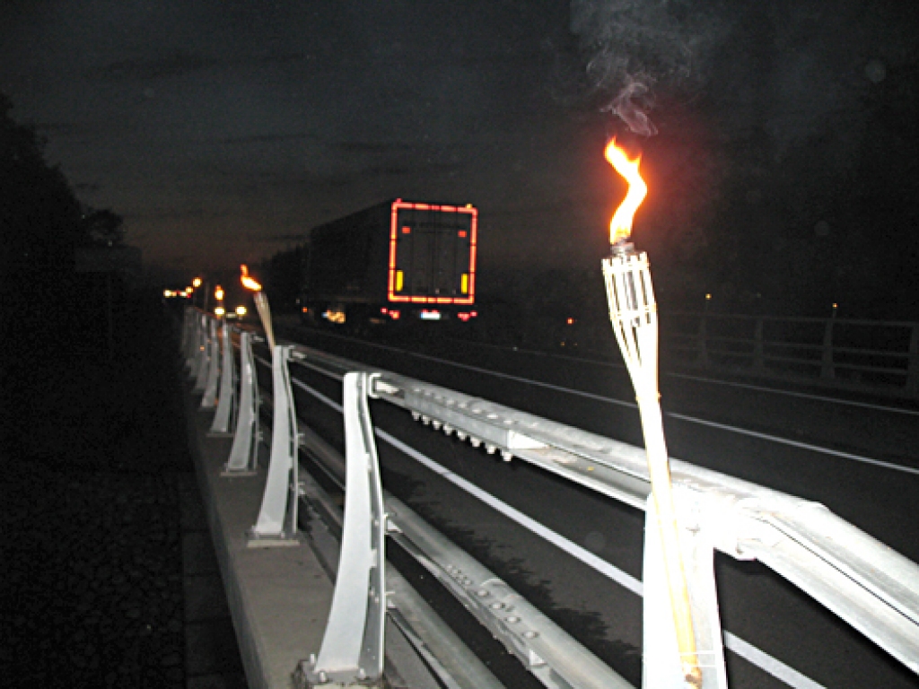 Ar lāpām izgaismots, iebraucējus Latvijā 22. augusta vakarā sagaidīja pirmais tilts. Tas ir pār Ceraukstes upīti dažus kilometrus no Lietuvas robežas.
Autors: Vilnis Auzāns