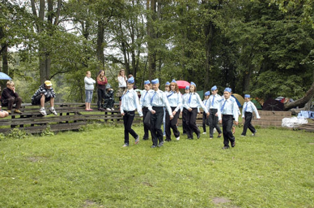 Viļa Plūdoņa skaistajos «Lejeniekos» ar ierindas skati 22. augustā noslēdzās organizācijas Daugavas Vanagi Latvijā (DVL) Vanadzēnu nometne. 67 bērni no Valkas, Jēkabpils, Gulbenes rajona bija Ceraukstes pagasta Griķu pamatskolas ciemiņi.
Autors: Ivars Bogdanovs