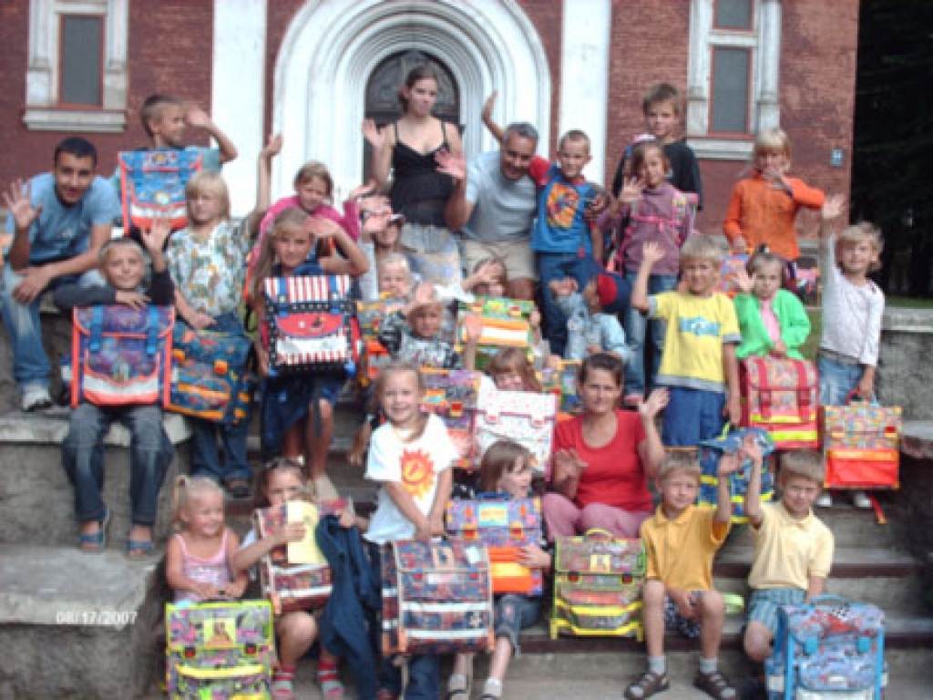Bērni pauž neviltotu prieku par saņemto dāvanu.
Autors: www.vecumnieki.lv