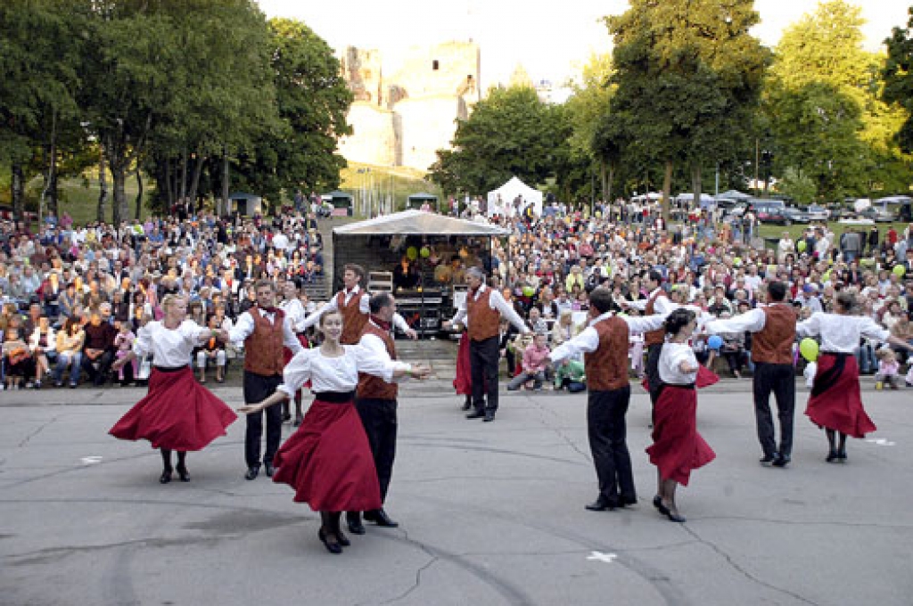 20. jūnijā pilskalna estrādē iedejoja ceļu uz Bauskas 400 gadu jubileju.
Autors: no «Bauskas Dzīves» arhīva