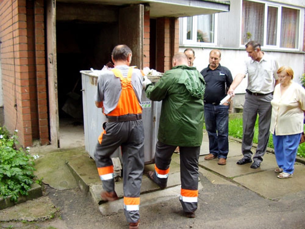 Uzņēmuma «Vides serviss» darbinieki demonstrēja, kā tiek pārvietoti smagie konteineri.
Autors: Uldis Varnevičs
