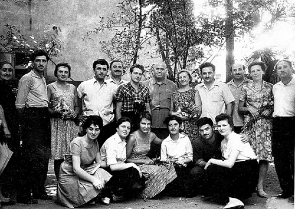 Latvijas grupa 1964. gada viesojās Gruzijā. Otrā rindā stāv  baušķeniece Ināra Bērziņa (trešā no kreisās), skolotājs Normunds Pūķis (sestais),   Samtrēdijas vidusskolas direktors (septītais), skolotājas Zina Baļčūne (astotā), Līvija Hammere. Pirmajā rindā baušķeniece Maija Šmite (trešā no kreisās). 
Autors: no albuma