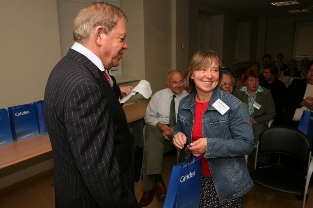 Akciju sabiedrības «Grindeks» padomes priekšsēdētājs Kirovs Lipmans pasniedz piemiņas veltes ķīmijas skolotājai no Skaistkalnes vidusskolas Brigitai Igaunei.
Autors: no Grindeks albuma