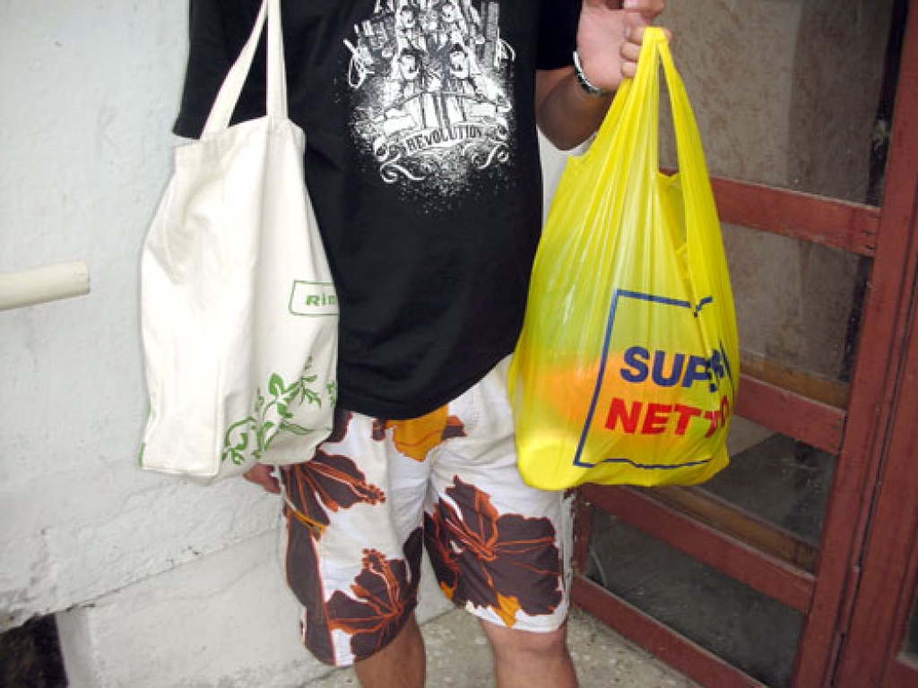 Iepirkuma maisiņus gatavo no daudz un dažādiem materiāliem, bet vajadzētu izvēlēties dabai nekaitīgos.
Autors: Kristaps Ābelnieks