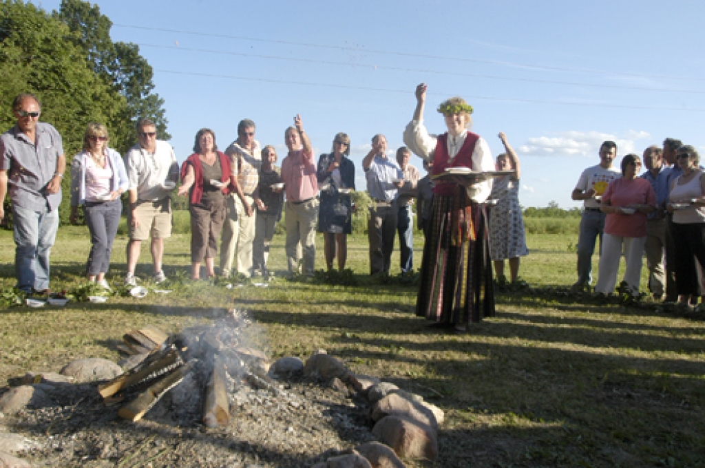 Vasaras saulgriežu rituāla ugunskurs Codes pagasta «Vaidelotēs».
Autors: no «Bauskas Dzīves» arhīva.