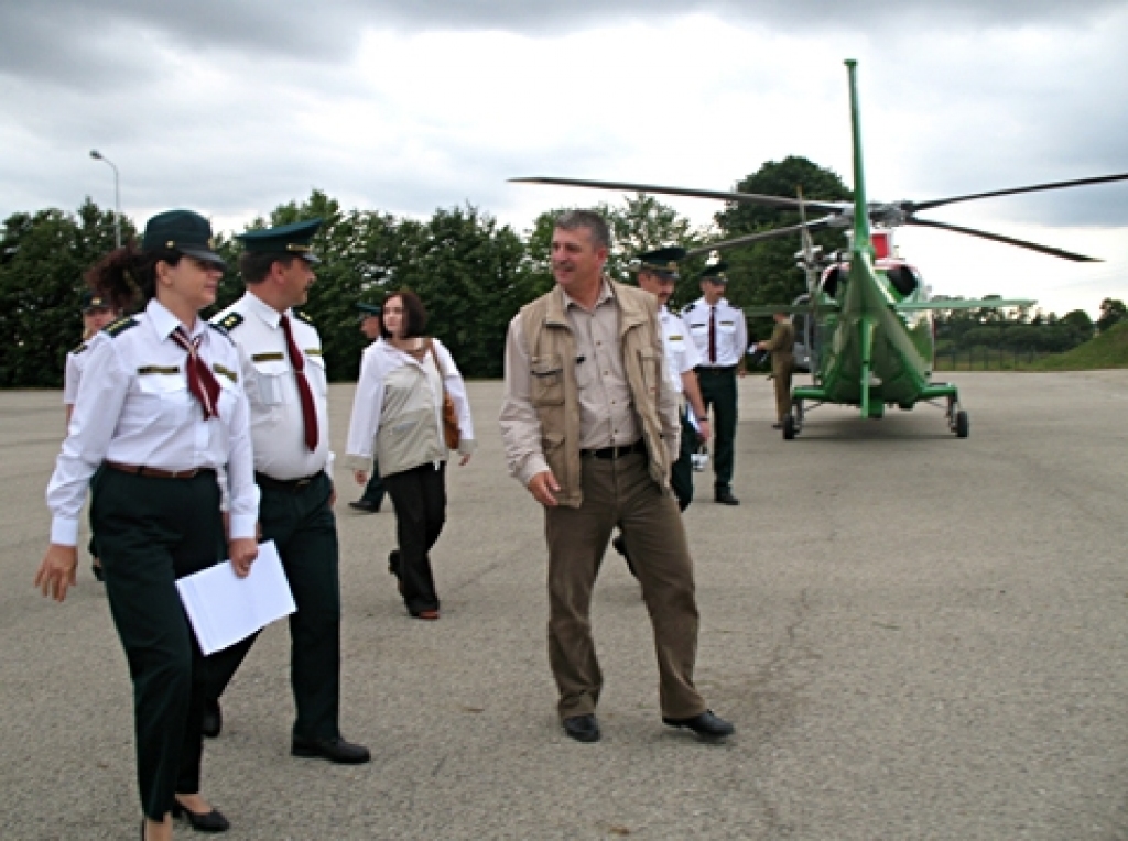Polijas delegācijas sagaidītāju vidū Grenctālē bija arī Valsts robežsardzes Jelgavas pārvaldes imigrācijas nodaļas Bauskas pilsētas nodaļas priekšniece Ināra Medne (no kreisās). Latvijā pirmo reizi ieradies ir Polijas Robežsardzes virspavēlnieks Leszeks Elass (centrā).
Autors: Vilnis Auzāns
