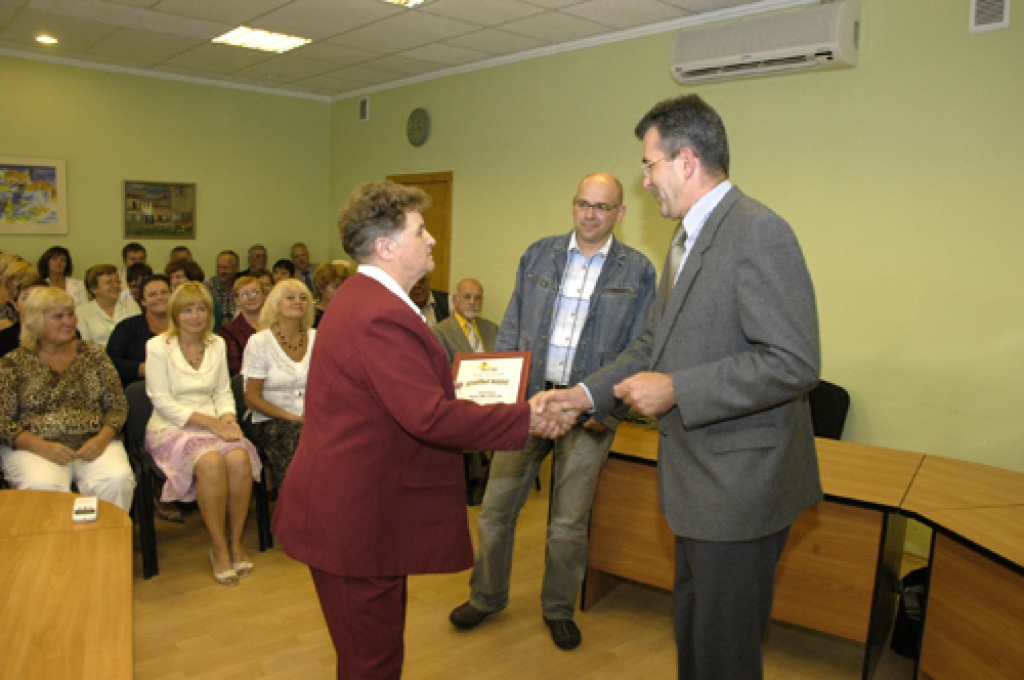 Beidzot pie sava kalendāra tika arī tā autori – Bauskas novadpētniecības un mākslas muzeja vadošie speciālisti Aigars Urtāns (no kreisās) un Raitis Ābelnieks. Kalendārus viņiem pasniedz Domes priekšsēdētāja Ārija Gaile.
Autors: Ivars Bogdanovs