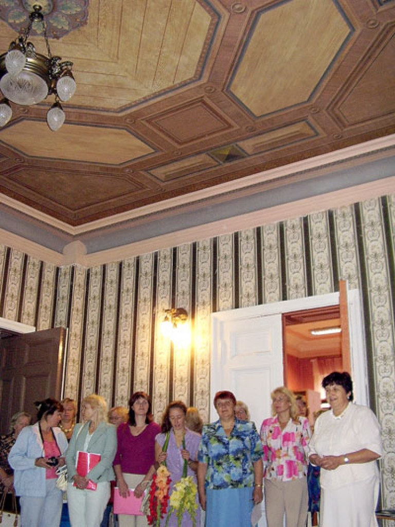 Skaistkalnes vidusskolas ēkā atjaunotais kamīns un griestu gleznojums piešķir telpai vēsturisku noskaņu. Skolas direktore Svetlana Vāverniece (no labās) ir gatava turpināt iesākto ar jauniem projektiem.
Autors: Uldis Varnevičs