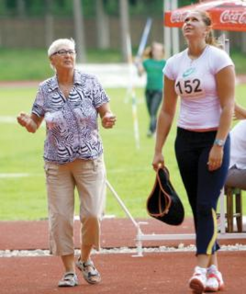 Šķēpmetēja Sinta Ozoliņa un trenere Valentīna Eiduka.
Autors: no www.sporto.lv