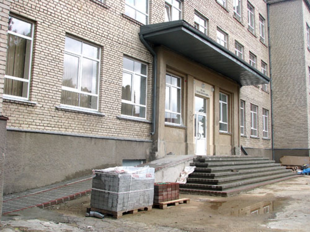 Iecavas internātpamatskolā turpmāk būs ērtāk iekļūt – uzbūvēts arī uzbraukšanas celiņš.
Autors: Juris Iļņickis