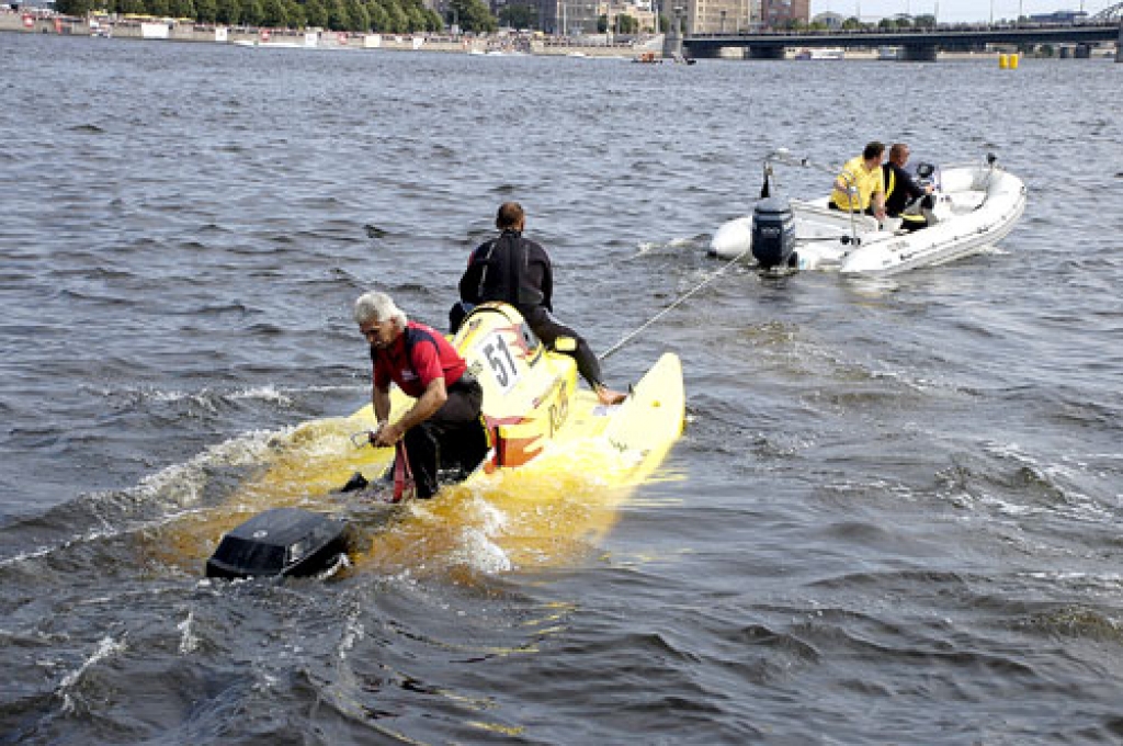 Uvja Slaktera laiva pēc «nāves cilpas» pašu spēkiem Daugavas krastā nebija dabūjama.
Autors: Ivars Bogdanovs