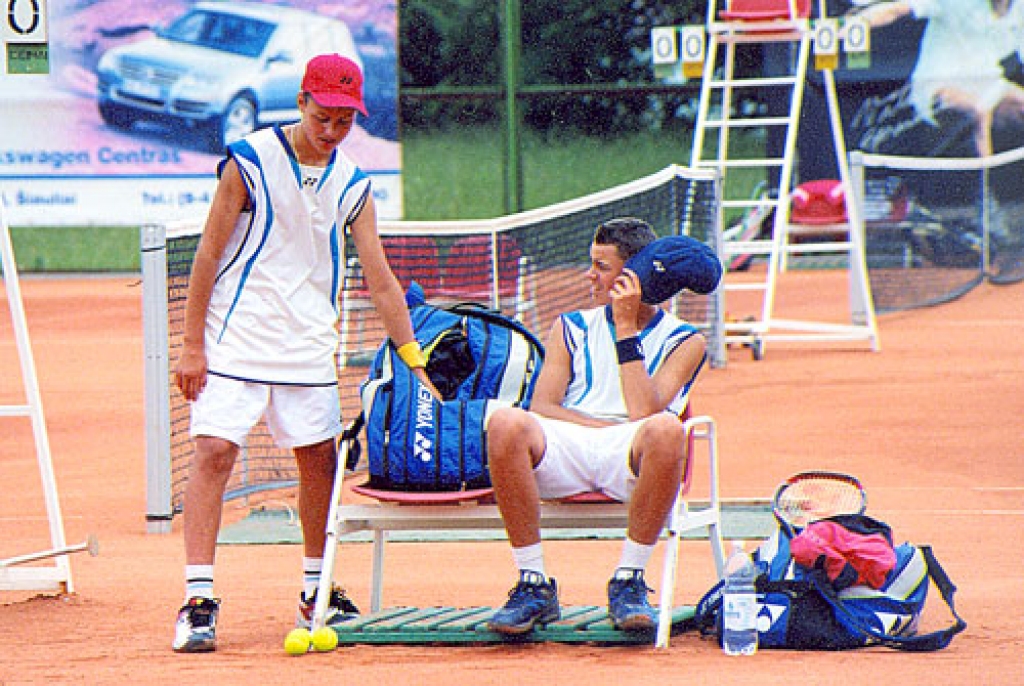 Brāļi strauji izauguši, Mārtiņa (no labās) augums sasniedzis 183 centimetrus, Jānis ir par nepilniem desmit centimetriem mazāks.
Autors: no albuma