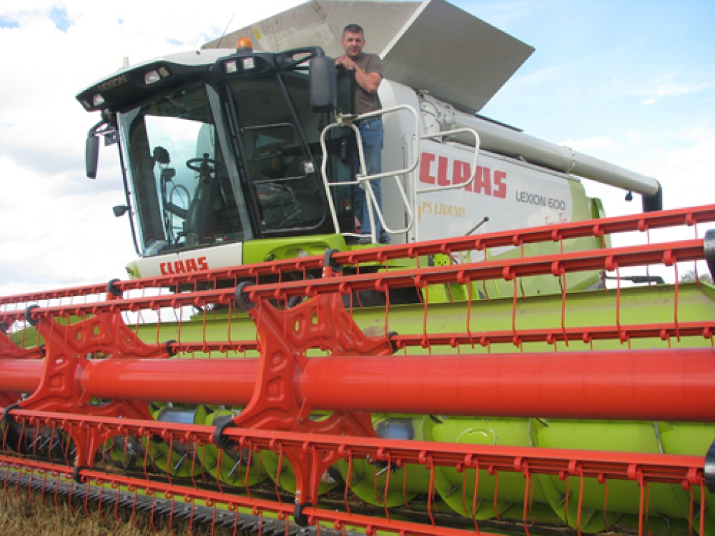 SIA «PS Līdums» modernākais kombains «Claas Lexion-600» šajā ražas vākšanas sezonā uzticēts vienam vadītājam – Rinaldam Dūrēnam.
Autors: Ivars Bogdanovs