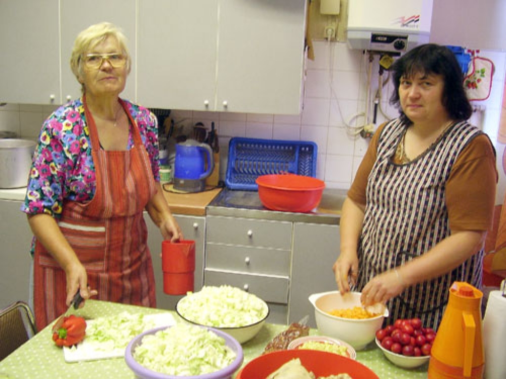 Reizi nedēļā Pestīšanas Armijas virtuvē sagatavo ap 70 porciju silta ēdiena. Ināra Kaktiņa (no kreisās) ar palīdzi Ingrīdu Straujo gatavo sakņu sautējumu ar vistas gaļu. Bieži vien pusdienotāji lūdzot papildināt šķīvi, jo ēdiens esot garšīgs, labāks nekā mājās.
Autors: Inga Muižniece