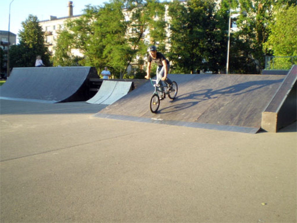 Bijušais baušķenieks Edgars brīvlaiku pavada, braukājot pa skeitparka rampām.
Autors: Kristaps Ābelnieks