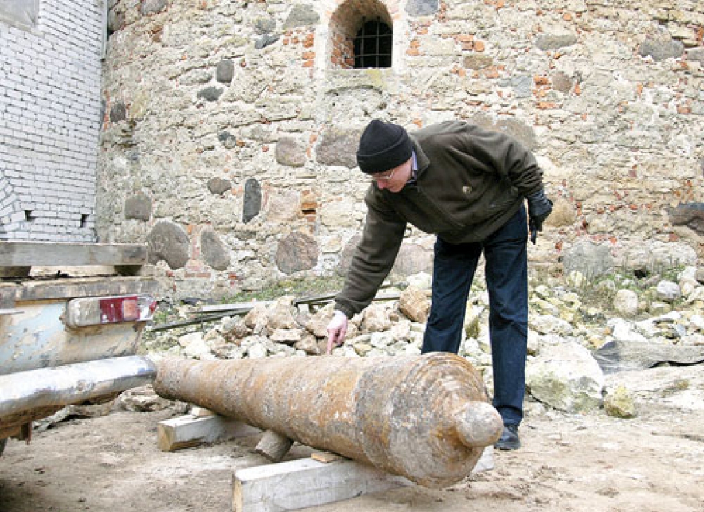 Muzeja lielgabalu kolekciju papildina arī šoziem Bauskas pils restaurācijas darbu gaitā atrastais 17. – 18. gadsimta čuguna lielgabals.
Autors: no «Bauskas Dzīves» arhīva