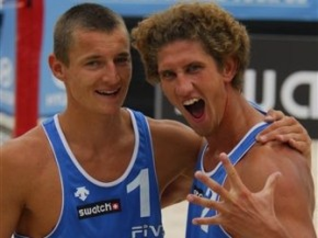 Latvijas pludmales volejbolisti Aleksandrs Samoilovs un Mārtiņš Pļaviņš iekļuvuši astotdaļfinālā.
Autors: no www.esports.lv