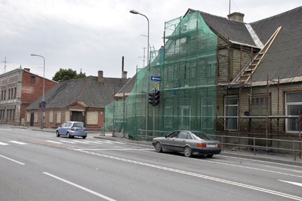 Šogad Kalna iela Bauskā kļūst skaistāka, realizējot Bauskas Domes projektus. Remonta darbi notiek arī ēkā Kalna ielā 12.
Autors: Ivars Bogadnovs