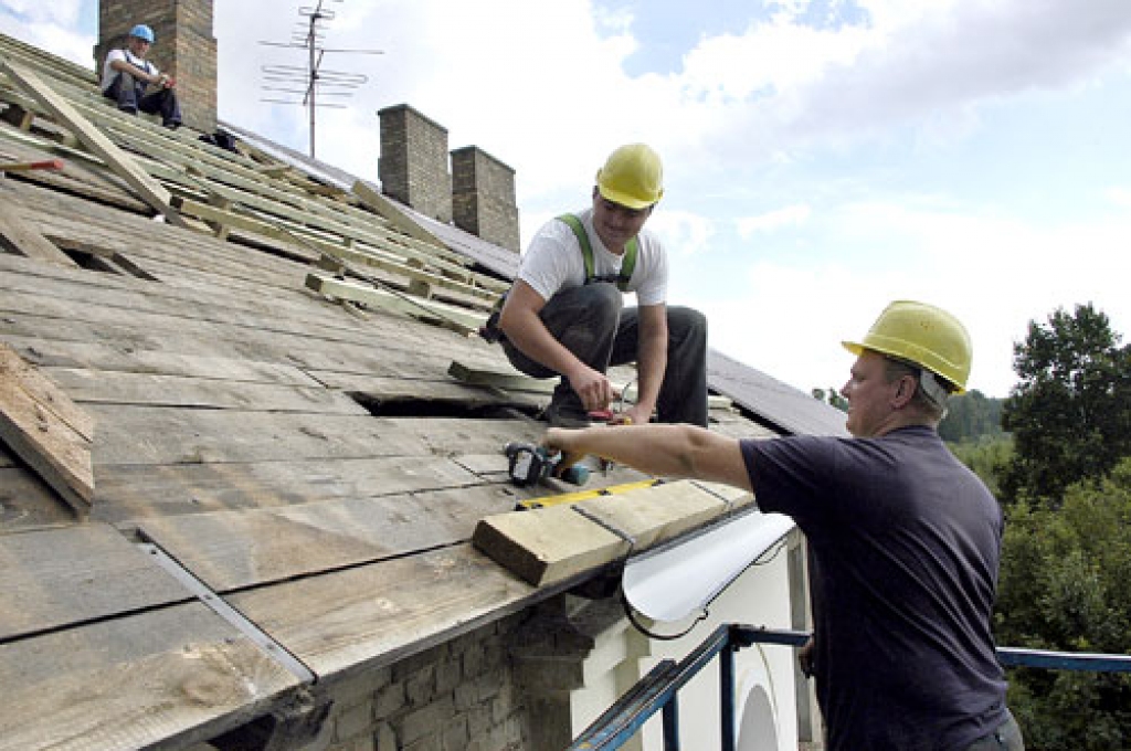 Sarežģītos jumta remontdarbus veic Druvis Lembers-Lejava (no labās) un elejietis Arnis.
Autors: Ivars Bogdanovs