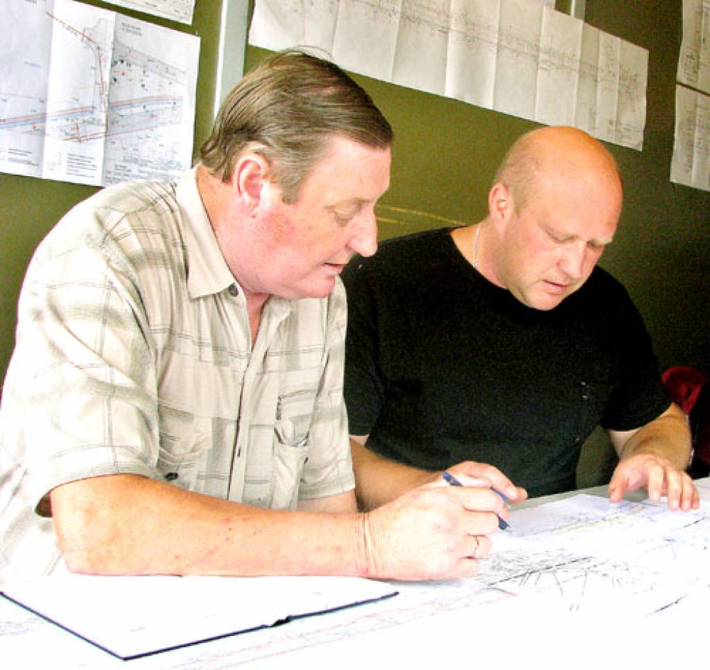 Gunārs Akmeņlauks un Aleksandrs Papkovs, SIA «Latvenergo projekts» būvdarbu vadītājs, saskaņo 14. un 15. augustā veicamo.
Autors: Juris Iļņickis